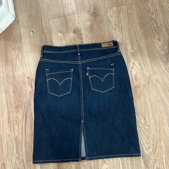Levi’s denim skirt - Picture 3 of 3